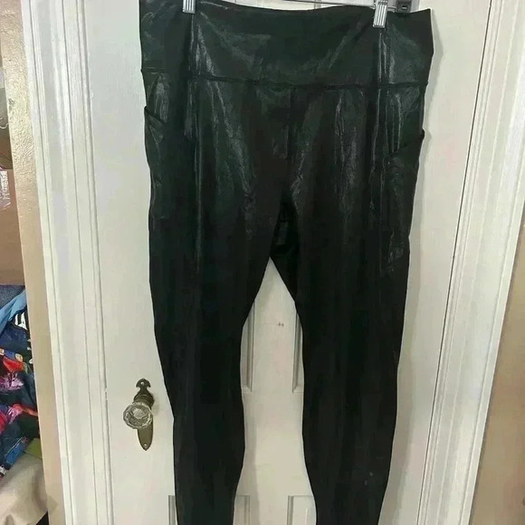 Fabletics Size 2x Black Oasis High-Waisted Leggings with Side pockets - Picture 1 of 6
